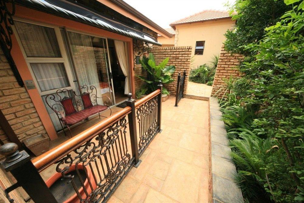 Le Cozmo Guesthouse Johannesburg Exterior foto
