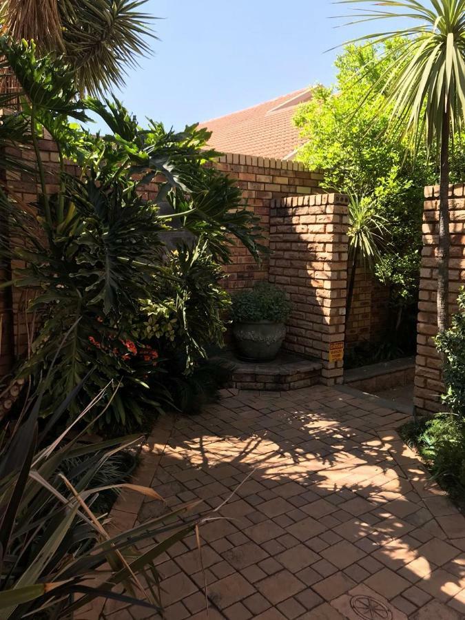 Le Cozmo Guesthouse Johannesburg Exterior foto